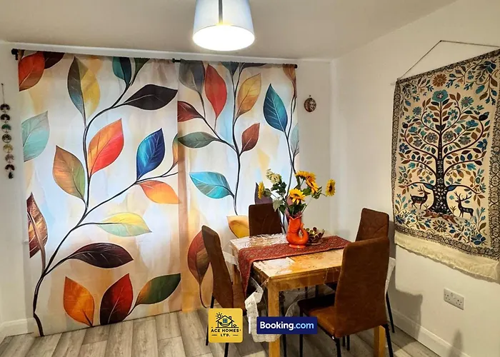 Spacious 2 Bedroom House By Ace Homes Short Lets & Serviced Perfect For Family & Contractors With Free Parking Будинок відпочинку