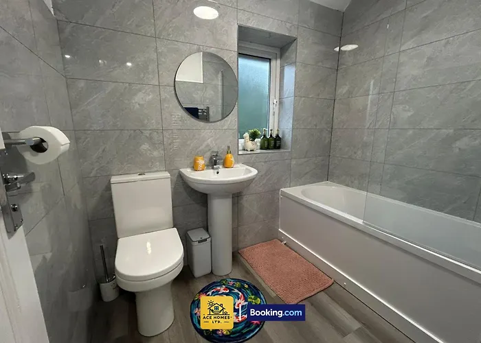 Spacious 2 Bedroom House By Ace Homes Short Lets & Serviced Accommodation Leeds Perfect For Family & Contractors With Free Parking