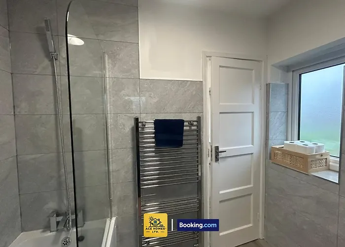 Spacious 2 Bedroom House By Ace Homes Short Lets & Serviced Perfect For Family & Contractors With Free Parking * Лідс