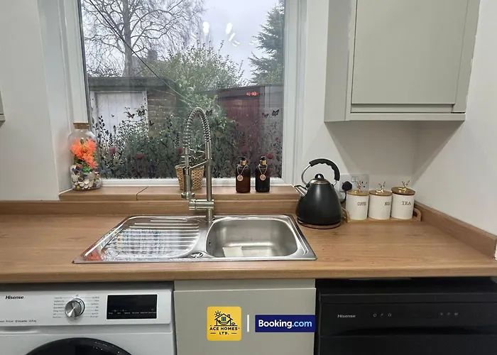 Spacious 2 Bedroom House By Ace Homes Short Lets & Serviced Perfect For Family & Contractors With Free Parking