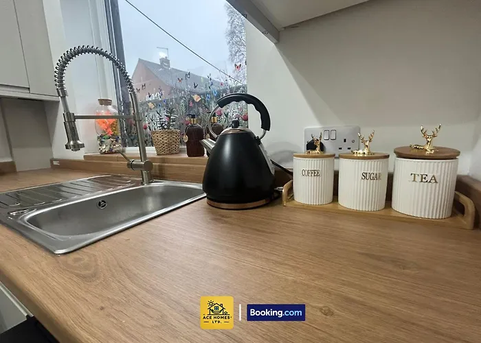 Spacious 2 Bedroom House By Ace Homes Short Lets & Serviced Perfect For Family & Contractors With Free Parking Дом отдыха *