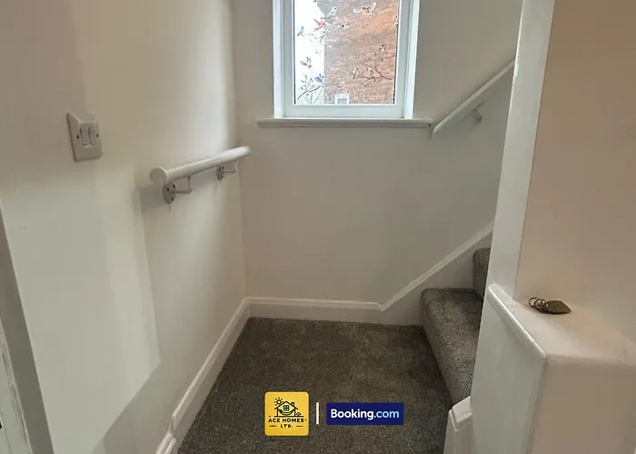 Spacious 2 Bedroom House By Ace Homes Short Lets & Serviced Perfect For Family & Contractors With Free Parking Лидс