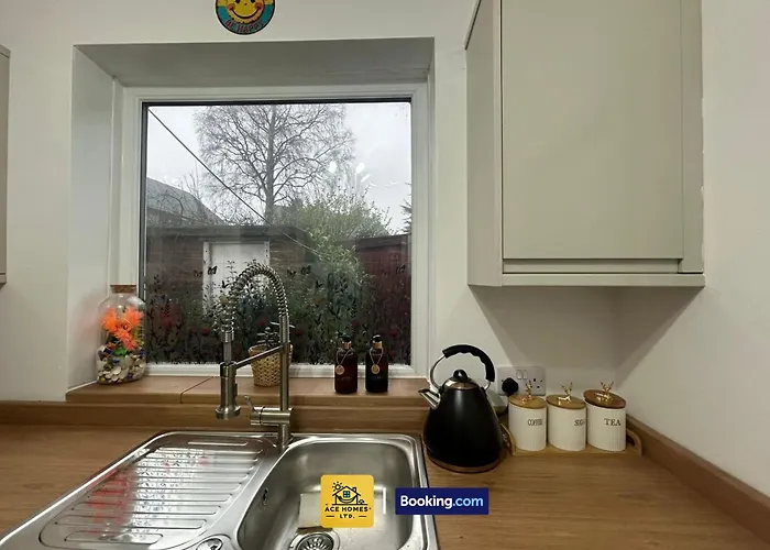 Spacious 2 Bedroom House By Ace Homes Short Lets & Serviced Perfect For Family & Contractors With Free Parking * Лидс