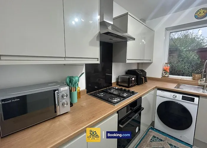 Spacious 2 Bedroom House By Ace Homes Short Lets & Serviced Accommodation Leeds Perfect For Family & Contractors With Free Parking *