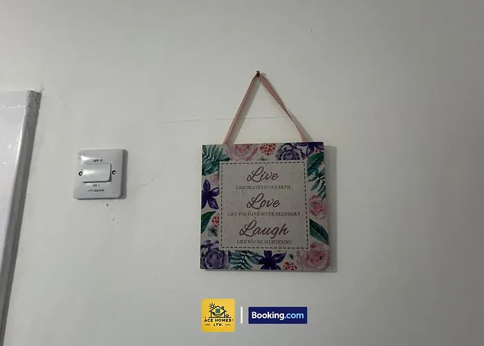 Дом отдыха Spacious 2 Bedroom House By Ace Homes Short Lets & Serviced Perfect For Family & Contractors With Free Parking *