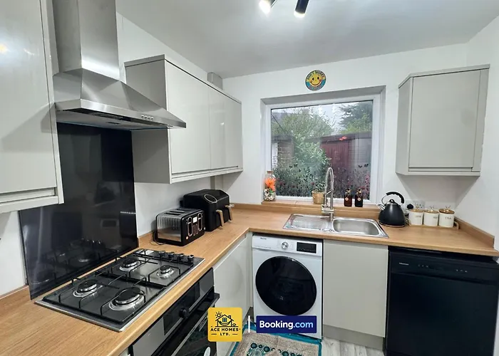 度假居 Spacious 2 Bedroom House By Ace Homes Short Lets & Serviced Accommodation Leeds Perfect For Family & Contractors With Free Parking 利兹