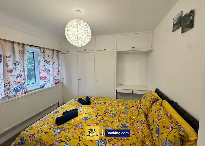 Spacious 2 Bedroom House By Ace Homes Short Lets & Serviced Perfect For Family & Contractors With Free Parking *