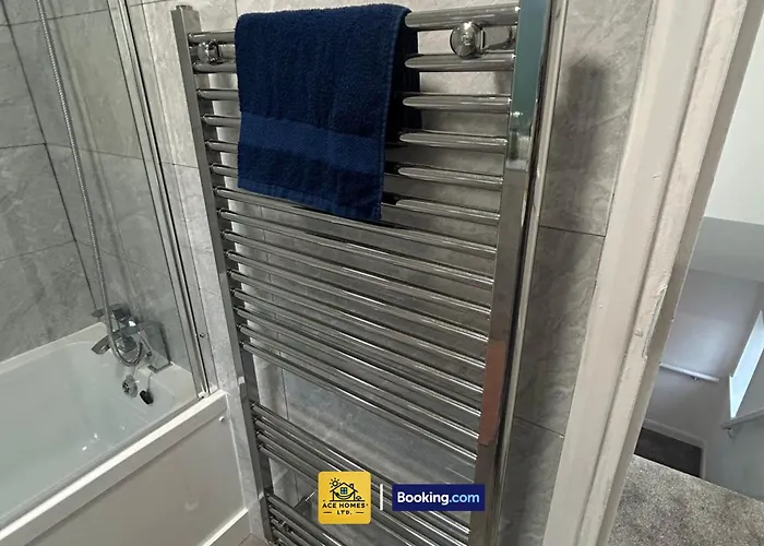 Spacious 2 Bedroom House By Ace Homes Short Lets & Serviced Accommodation Leeds Perfect For Family & Contractors With Free Parking