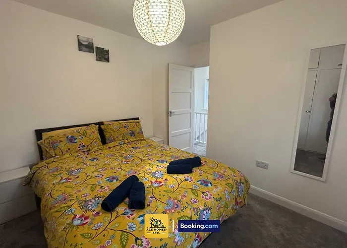 Spacious 2 Bedroom House By Ace Homes Short Lets & Serviced Perfect For Family & Contractors With Free Parking Дом отдыха