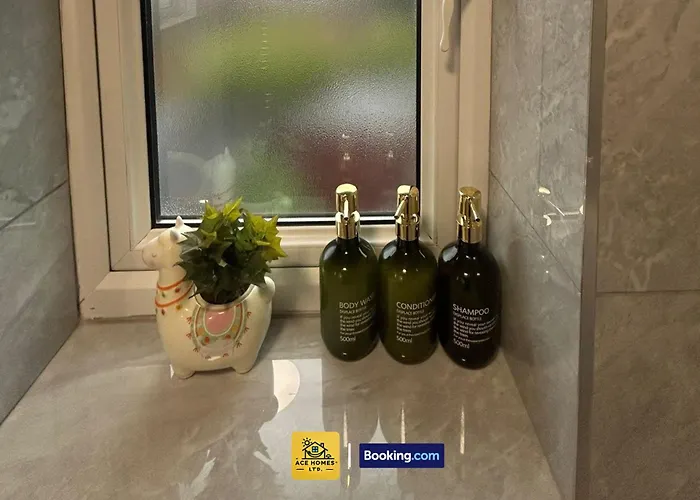 Spacious 2 Bedroom House By Ace Homes Short Lets & Serviced Perfect For Family & Contractors With Free Parking Будинок відпочинку *