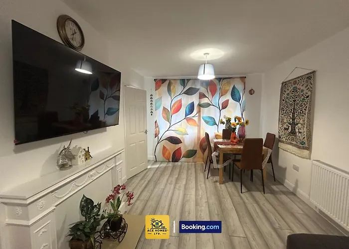 Spacious 2 Bedroom House By Ace Homes Short Lets & Serviced Accommodation Leeds Perfect For Family & Contractors With Free Parking