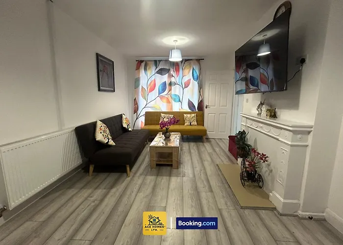 Дом отдыха Spacious 2 Bedroom House By Ace Homes Short Lets & Serviced Perfect For Family & Contractors With Free Parking *