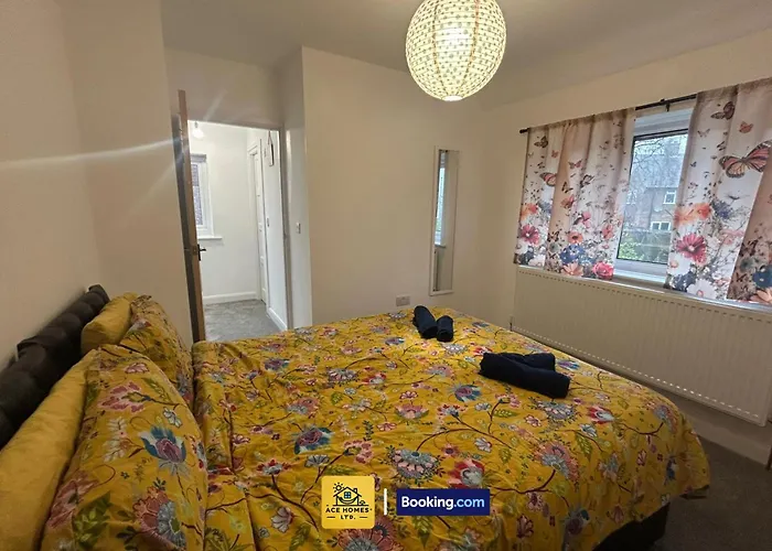 Spacious 2 Bedroom House By Ace Homes Short Lets & Serviced Perfect For Family & Contractors With Free Parking Лідс