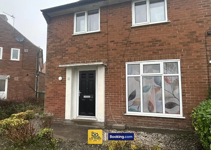 Дом отдыха Spacious 2 Bedroom House By Ace Homes Short Lets & Serviced Perfect For Family & Contractors With Free Parking *