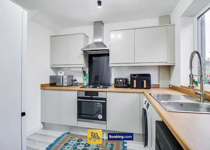 Holiday home Comfortable Long Stay Flat By Ace Homes Short Term Lets Leeds With Free Parking *