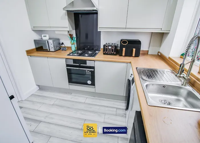 Holiday home Comfortable Long Stay Flat By Ace Homes Short Term Lets Leeds With Free Parking *